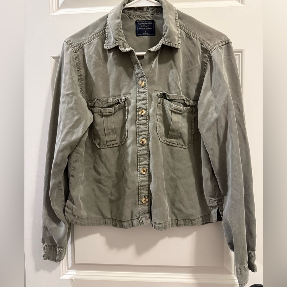 Abercrombie & Fitch Cropped SOFT Button Down